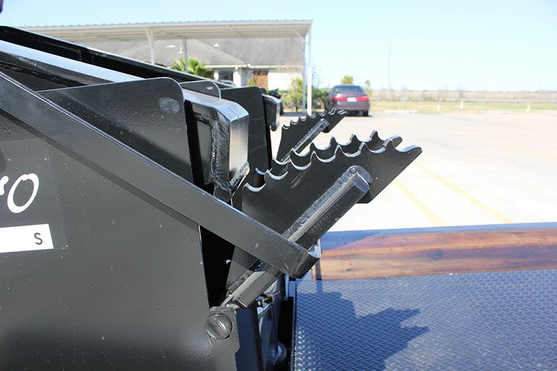 Toothed adjustment rack and locking pin on the gooseneck of a lowboy trailer